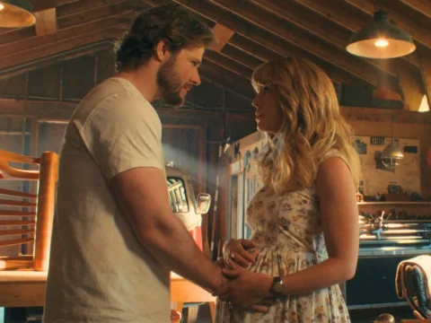 Callum Kerr e Jessica Rothe em Virgin River