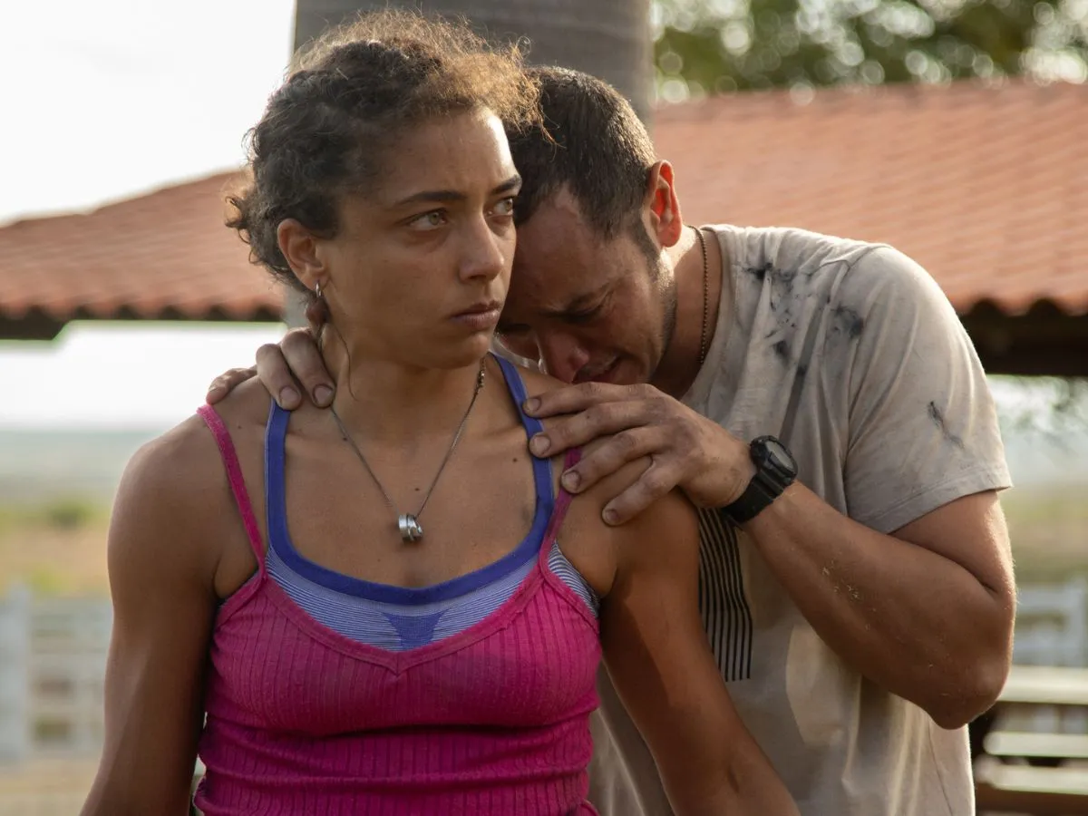 Alice Carvalho com Allan Souza Lima em Cangaço Novo 2