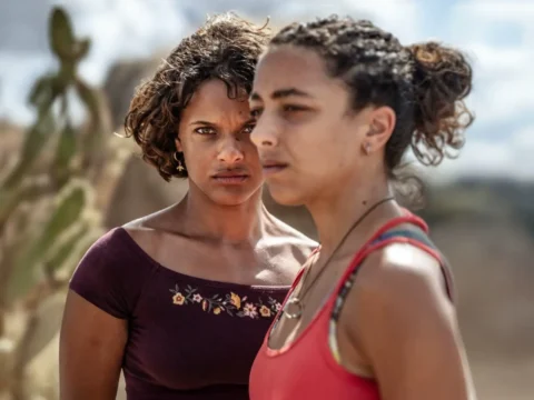 Thain&aacute; Duarte (ao fundo) com Alice Carvalho em Canga&ccedil;o Novo