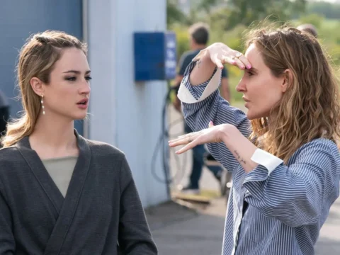 Meaghan Oppenheimer (&agrave; dir.) nos bastidores de Me Conte Mentiras