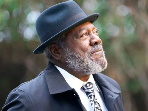 Frankie Faison em cena de Pelo Caminho