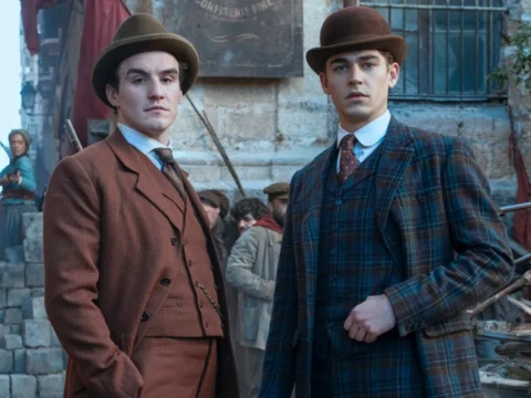 D&oacute;nal Finn (&agrave; esq.) com Hero Fiennes Tiffin em Jovem Sherlock