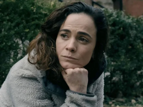 Alice Braga em cena de Mat&eacute;ria Escura