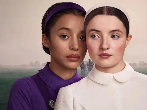 Chase Infiniti (&agrave; esq.) com Lucy Halliday em cartaz de Os Testamentos