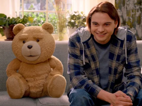 Max Burkholder em cena da s&eacute;rie Ted