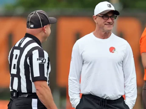 Christopher Meloni (de branco) no CT do Cleveland Browns