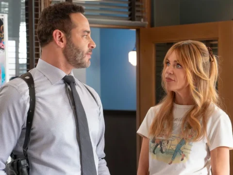 Daniel Sunjata com Kaitlin Olson em Uma Mente Excepcional