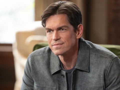 Steve Howey no final da 2&ordf; temporada de Uma Mente Excepcional