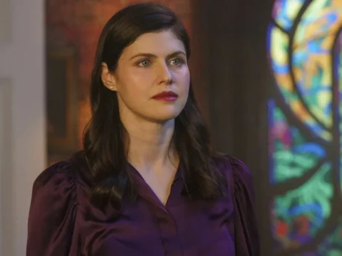Alexandra Daddario na s&eacute;rie As Bruxas Mayfair