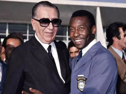 Presidente General M&eacute;dici com Pel&eacute;; mistura de ditadura e futebol no Brasil