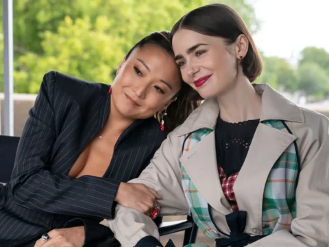 Ashley Park com Lily Collins na s&eacute;rie Emily em Paris
