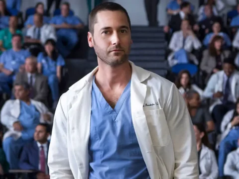 Ryan Eggold em cena de New Amsterdam