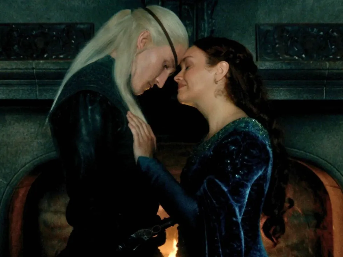 Ewan Mitchell com Olivia Cooke em cena de A Casa do Dragão