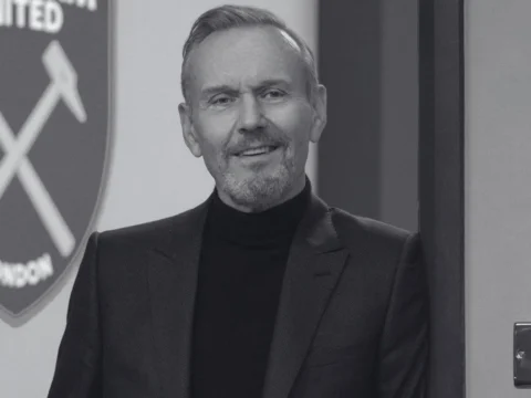 Anthony Head em cena de Ted Lasso