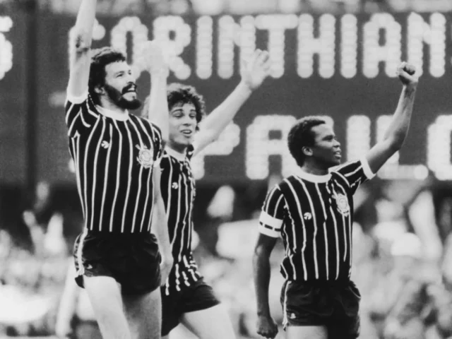 S&oacute;crates (&agrave; esq.), Casagrande e Wladimir, &iacute;cones da Democracia Corinthiana
