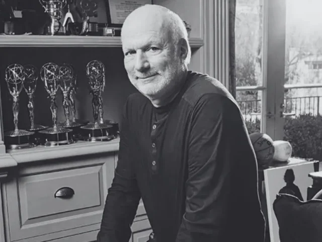 James Burrows com alguns de seus Emmys ao fundo