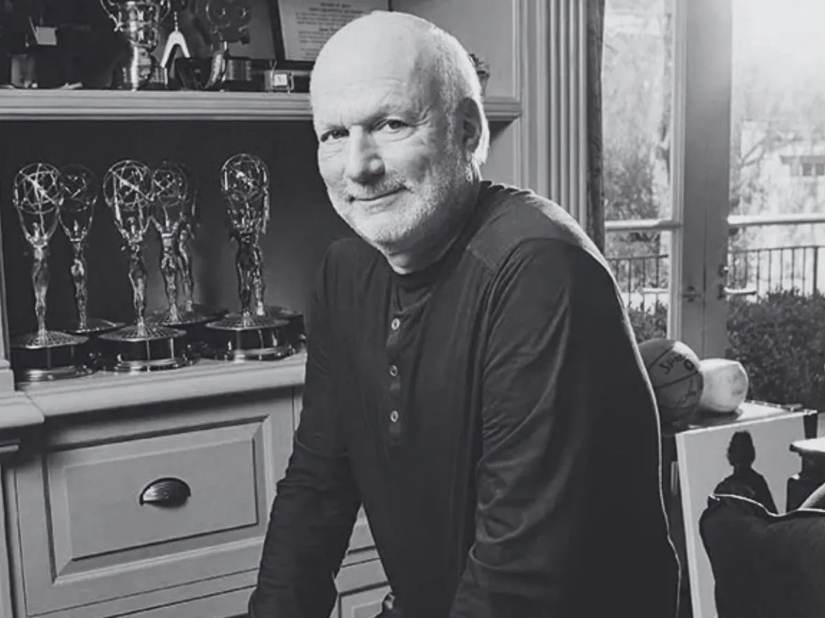 James Burrows com alguns de seus Emmys ao fundo