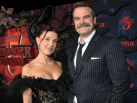 Millie Bobby Brown com David Harbour na pr&egrave;miere de Stranger Things 5