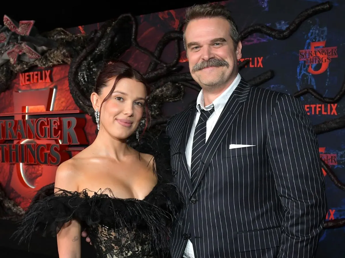 Millie Bobby Brown com David Harbour na prèmiere de Stranger Things 5