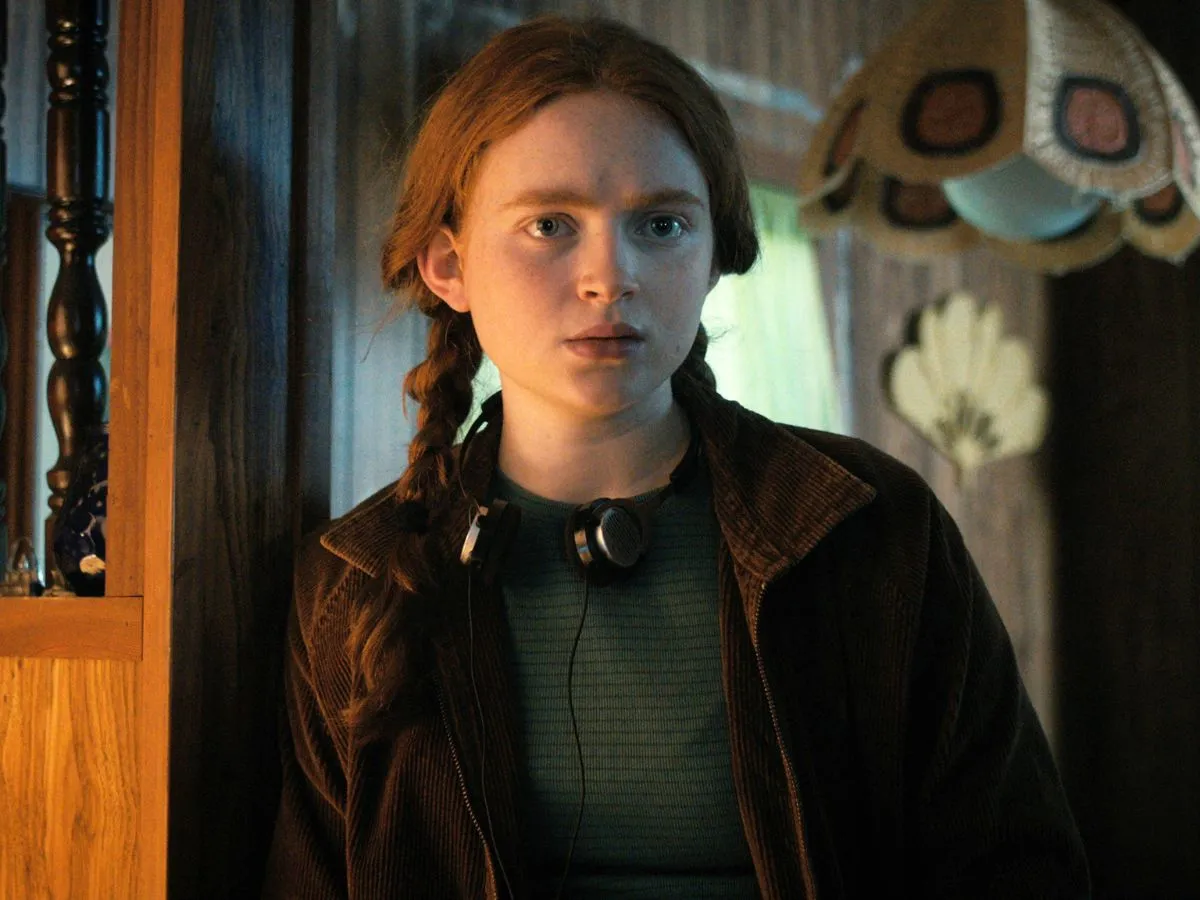 Sadie Sink em cena de Stranger Things