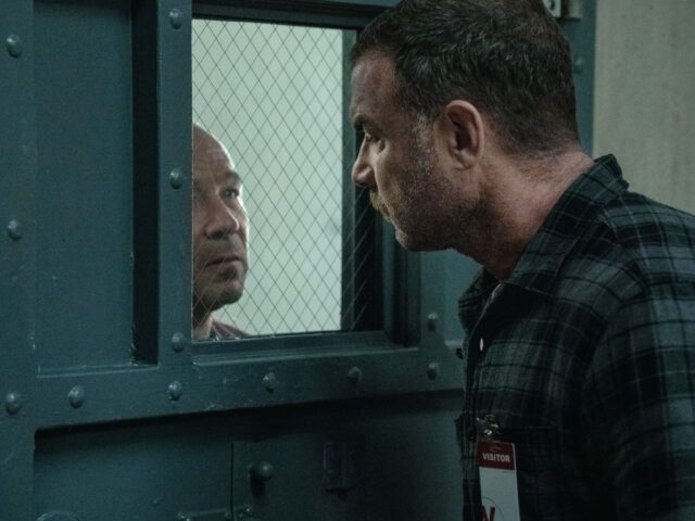 Stephen Graham com Liev Schreiber (à dir.) em Noturno Stephen Graham com Liev Schreiber (à dir.) em Noturno