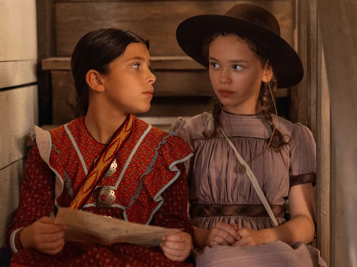 Wren Zhawenim Gotts (à esq.) com Alice Halsey em Uma Casa na Pradaria